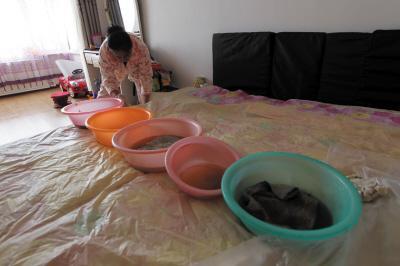 锦江楼上漏水，住户失联，小区没物管，业主维权难！律师来支招……